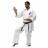 Karate kimono "fujimae Kyokushinkai Basic" iesācēkiem un lietpratējiem. Uz krūtīm izšūta kyokushinkai emblēma. Izgatavots no balta 100% kokv
