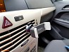 Auto tālruņa turētājs ventilācijas režģī ar klipu. Turētājs, nospiežot uz sviras, ir viegli un bez iespējamiem bojājumiem noņemams no ...