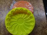 Силиконовая форма для тортов в виде цветка -2 штуки, диаметр 23 см у дна высота 4, 3 см. желтая и оранжевая. Новые- 10 евро