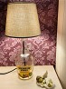 Pārdodu individuālu vīna krūkas galda lampu. 28 eur. Ļoti glīti izskatīsies uz jūsu naktsgaldiņa. Lampas augstums 41 cm, abažūra diametrs 19 ...