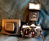 Продаю фотоаппарат "Зенит" в рабочем состоянии с профессиональной вспышкой, оригинальным ремешком и чехлом